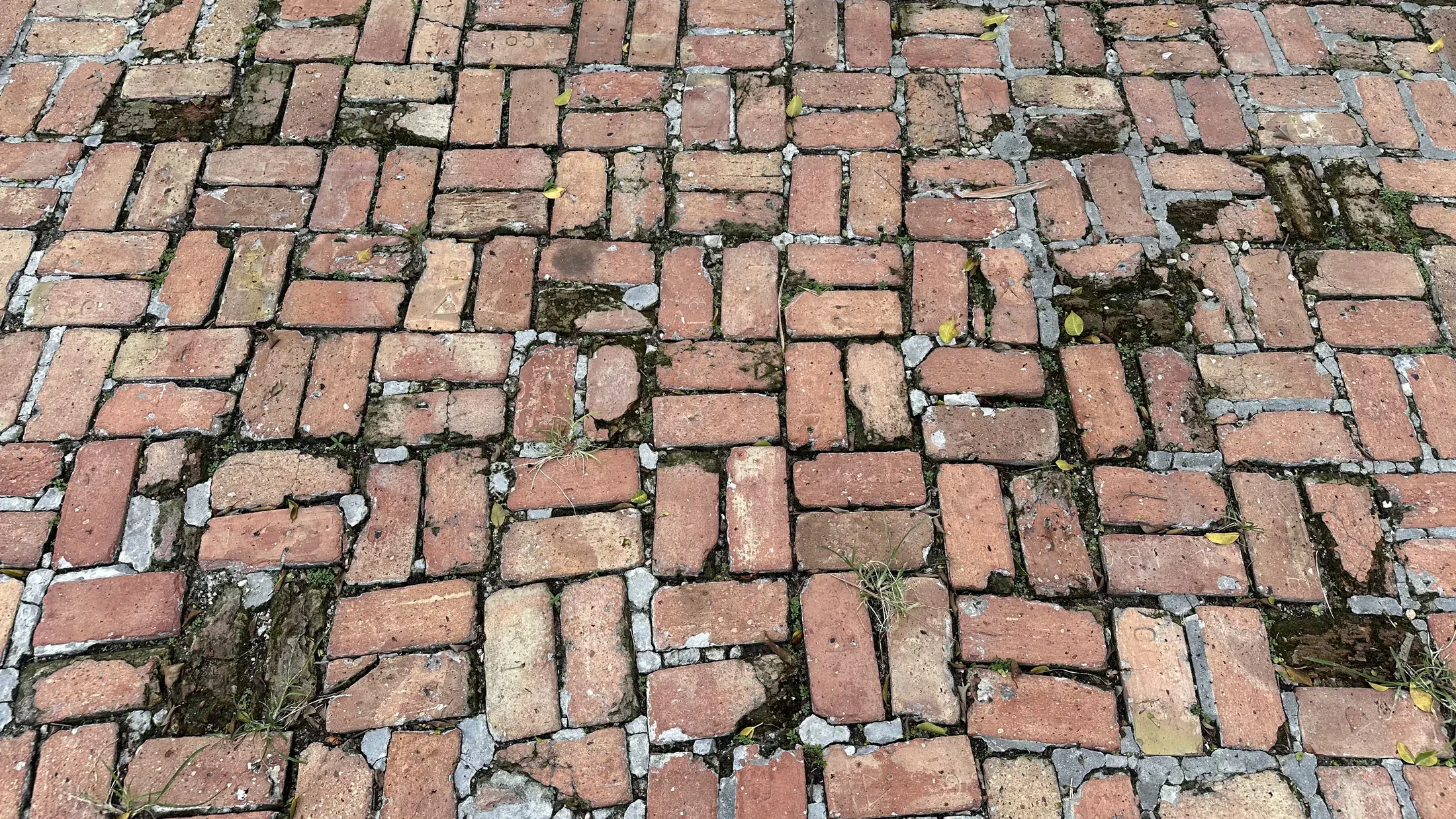 Misaligned Chicago brick courses before correction